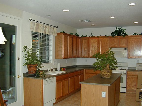 Modern Kitchen w/Island 