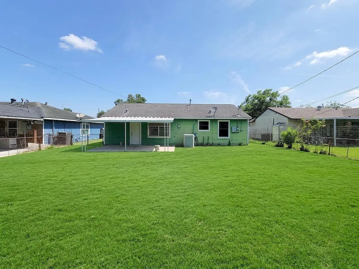 3 bed, 1.0 bath, 786 sqft, $1,300 — Photo 3