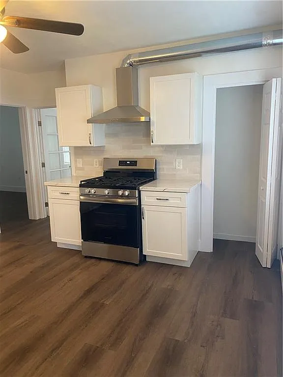3 bed, 1.0 bath, 1018 sqft, $2,300 — Photo 3