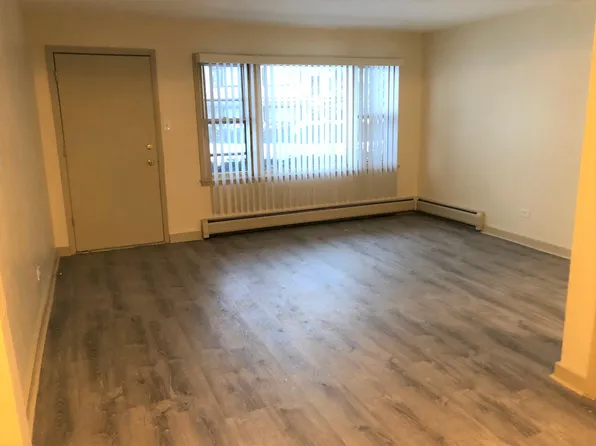 28 King Arthur Ct, Northlake, IL 60164