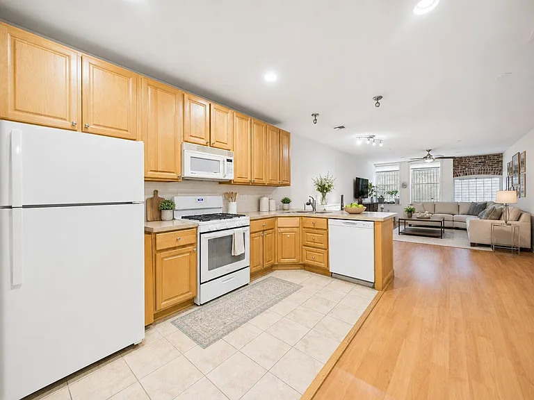 3040 W Stiles St — Photo 9