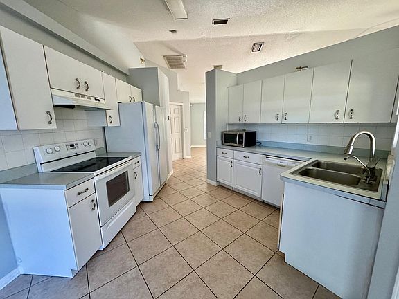 4th image of 2692 Trianna St