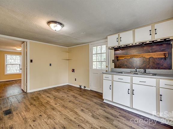 3rd image of 210 Carpenter St