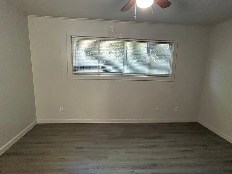 969 W Holly St — Photo 15