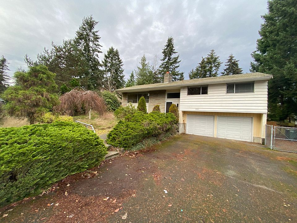 Front of Home with 2 car garage, 2 car driveway, and RV parking to the far right