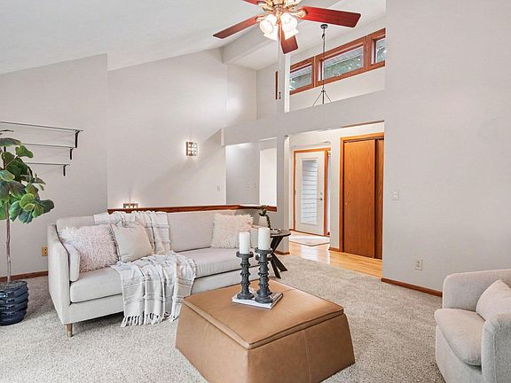3rd image of 5499 Riverlook Dr NE