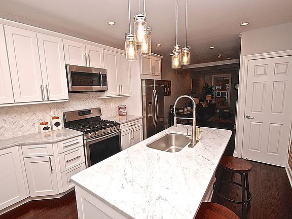 KITCHEN W/ ISLAND