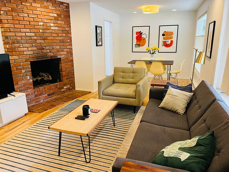 2530 Hawthorn Ave — Photo 5