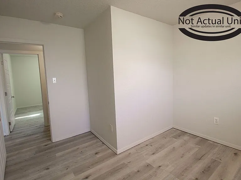 1013 W Ash St — Photo 32