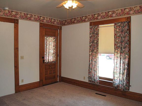 2nd image of 226 E Main St