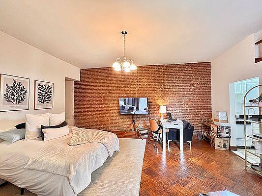 3rd image of 27 W 75th St APT 2C