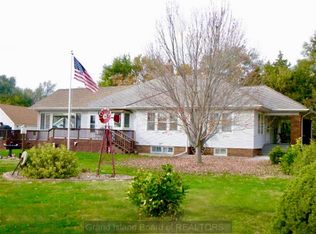905 S B Rd, Doniphan, NE 68832