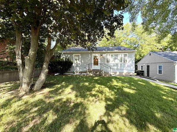 2623 Douglas St, Sioux City, IA 51104