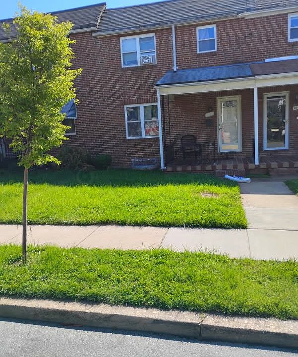Quiet neighborhood of homeowners
Front porch for relaxing and getting some fresh air