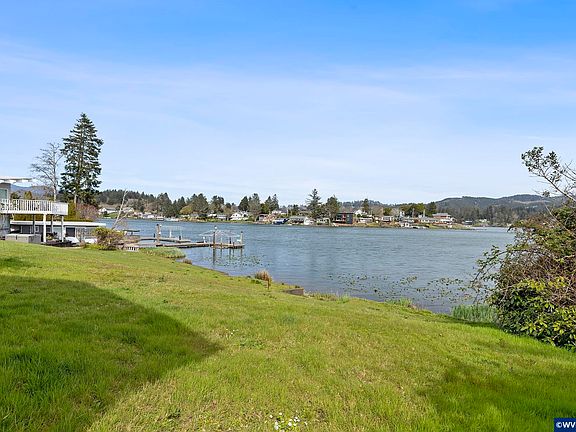 4th image of 3401 NE Yacht Ave