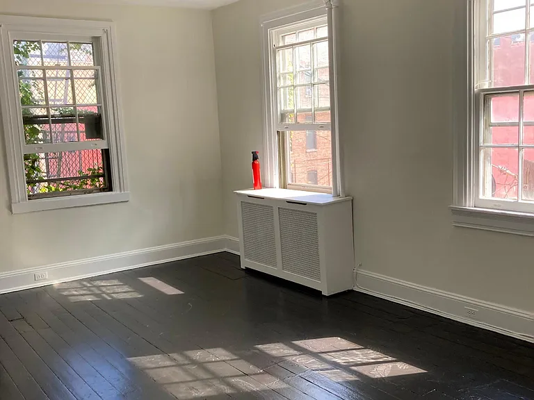 Middle bedroom