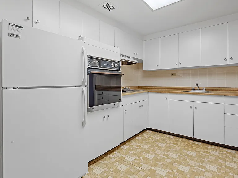 235 Somerset St W — Photo 29