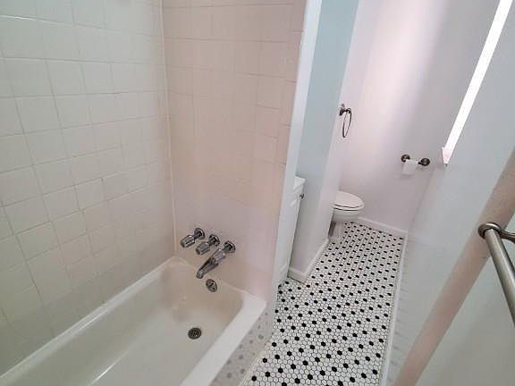 4th image of 332 E 95th St APT 10
