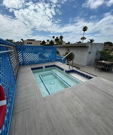 Jacuzzi and rooftop seating