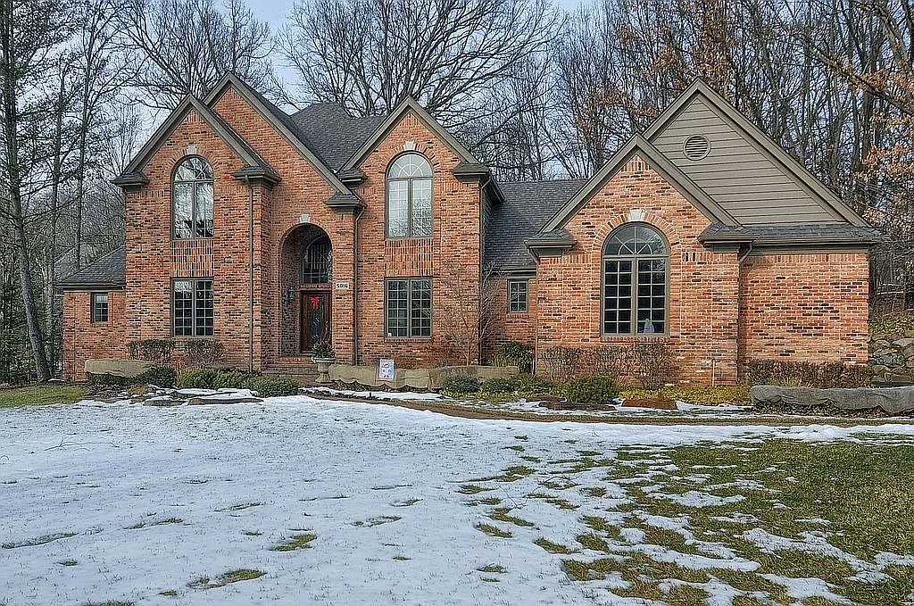 5016 Stonehenge Dr photo 1