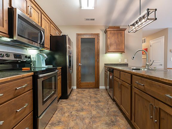 4th image of 1790 Calgary Ave #6