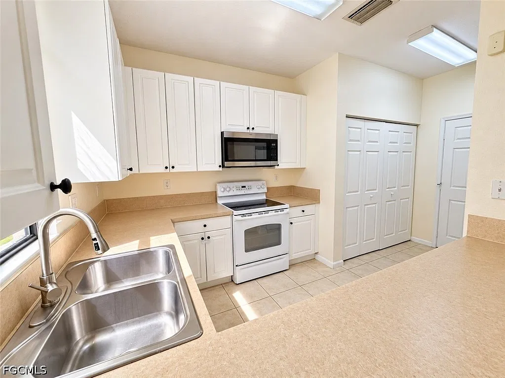3 bed, 2.5 bath, 1438 sqft, $2,000 — Photo 4