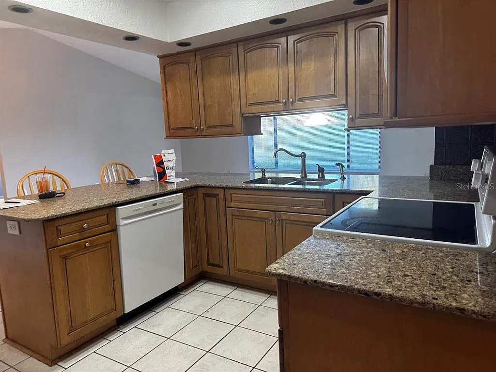 3 bed, 2.0 bath, 2004 sqft, $2,300 — Photo 2