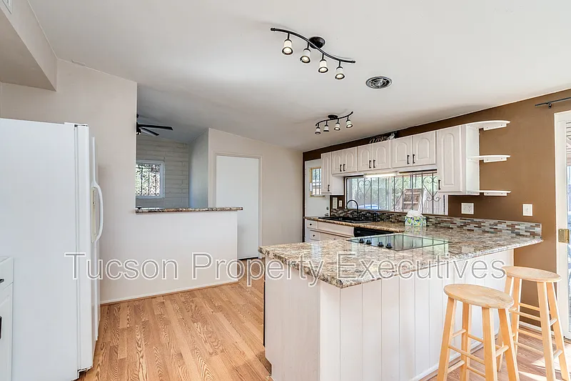 3 bed, 2.0 bath, 1460 sqft, $1,950 — Photo 3