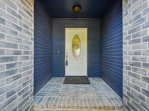 4th image of 22811 Market Square Ln