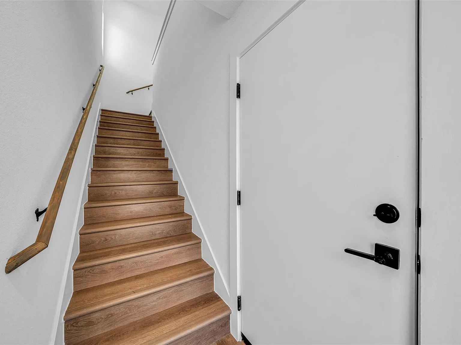 1 bed, 1.0 bath, 871 sqft, $1,592 — Photo 2