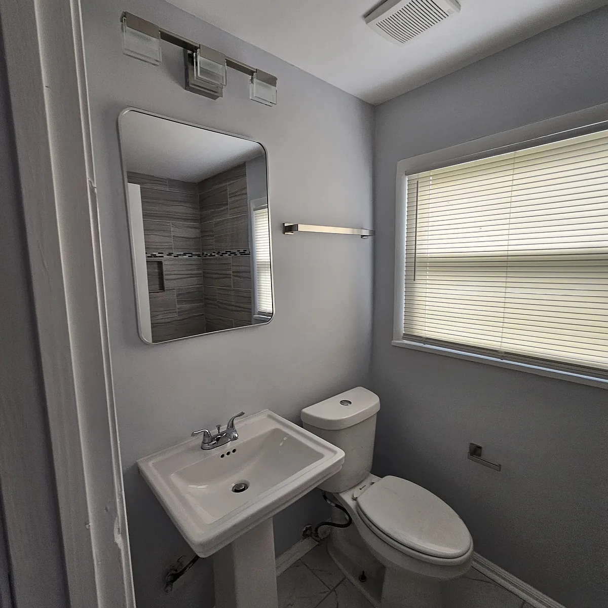 Building Photo - 180 Ruzelle Dr SE