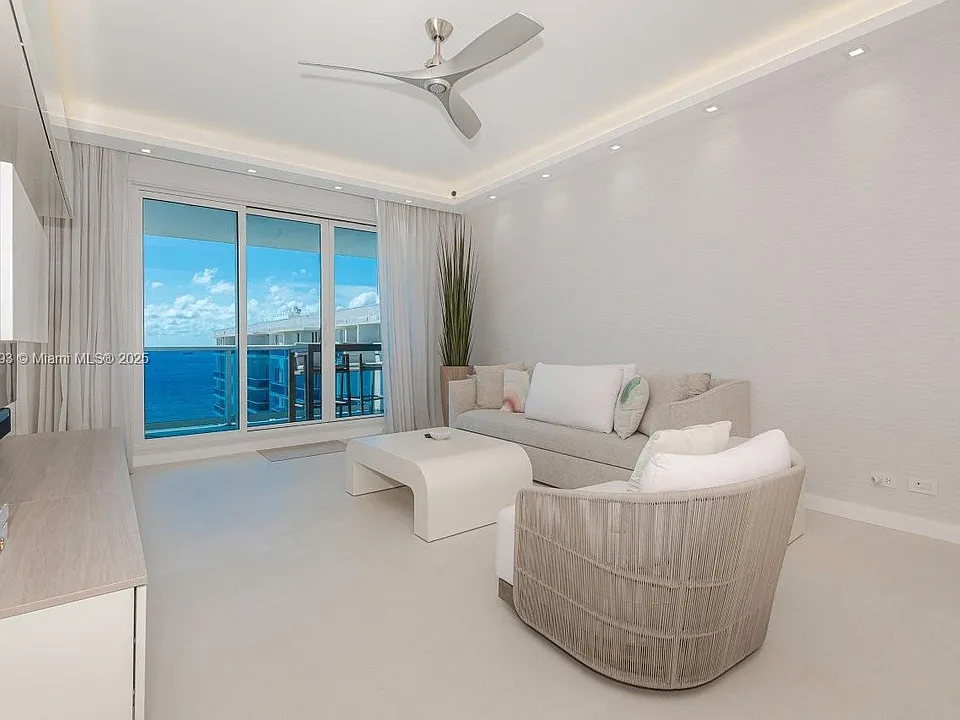 2301 Collins Ave #20