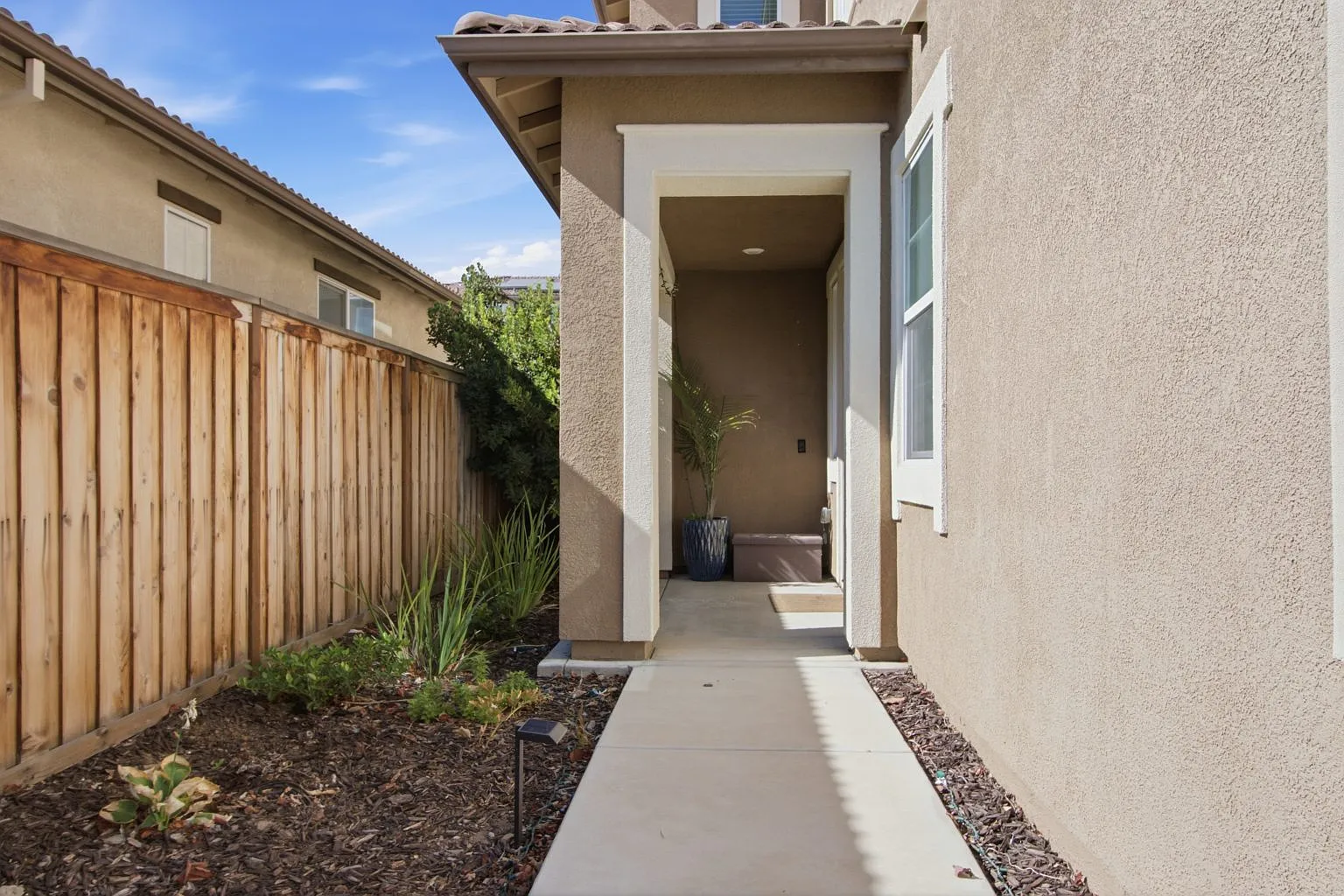 4 bed, 2749 sqft, $3,400 — Photo 4