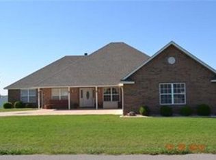 304 Choctaw Ave, Geronimo, OK 73543