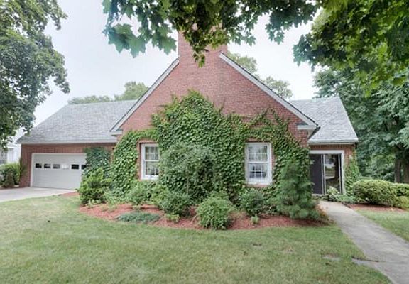 3rd image of 62 Forest St