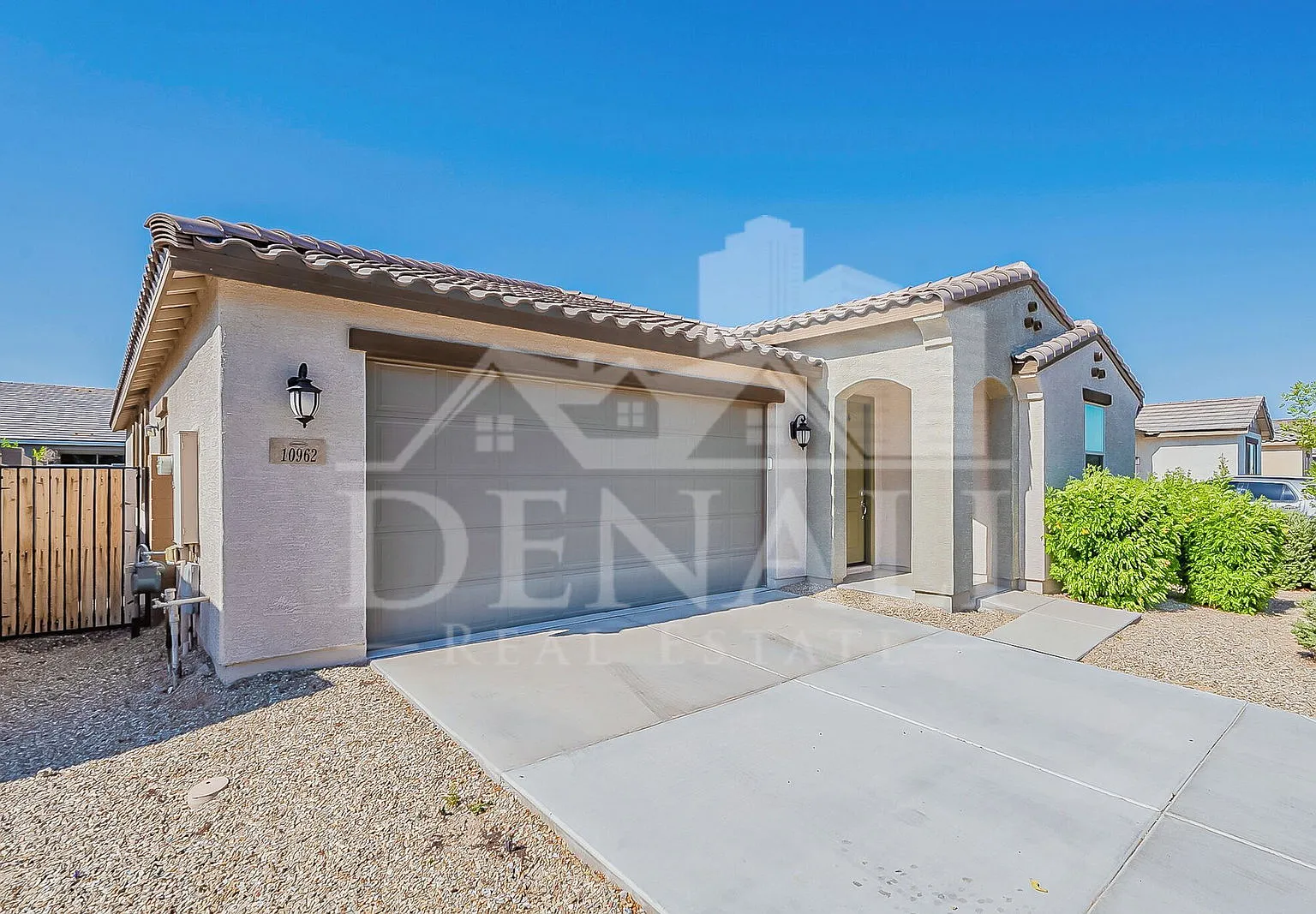 3 bed, 2.5 bath, 2024 sqft, $2,195 — Photo 2
