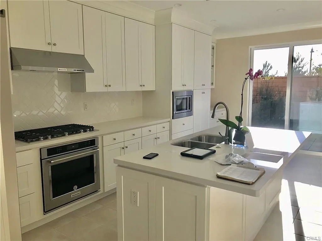 3 bed, 2.5 bath, 1586 sqft, $4,900 — Photo 2