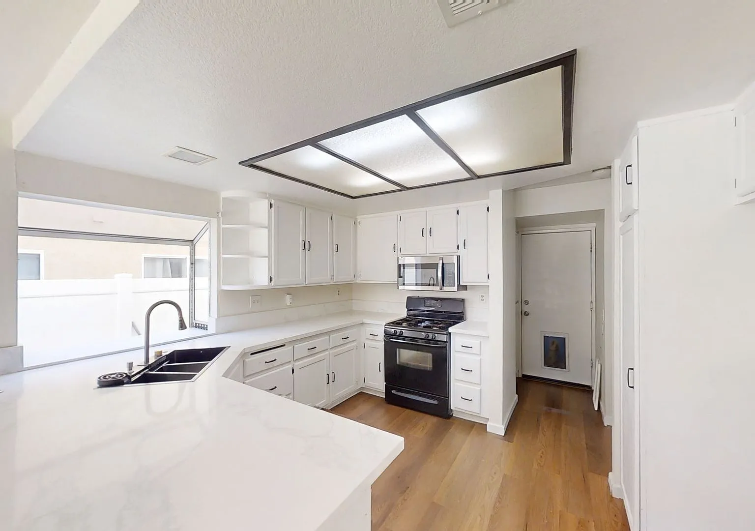 Charming 3 bed 2.5 bath 2 story home in Yucaipa, Ca. — Photo 4