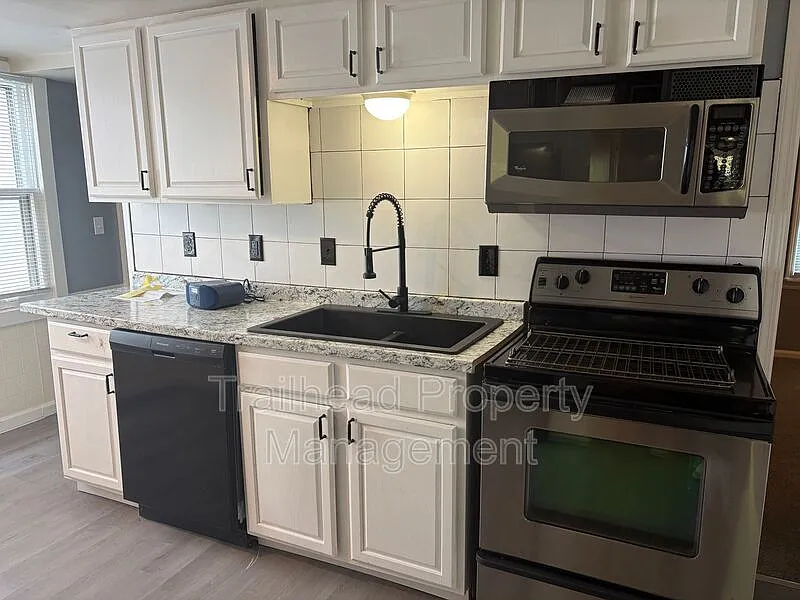 3 bed, 1.0 bath, 874 sqft, $1,195 — Photo 2