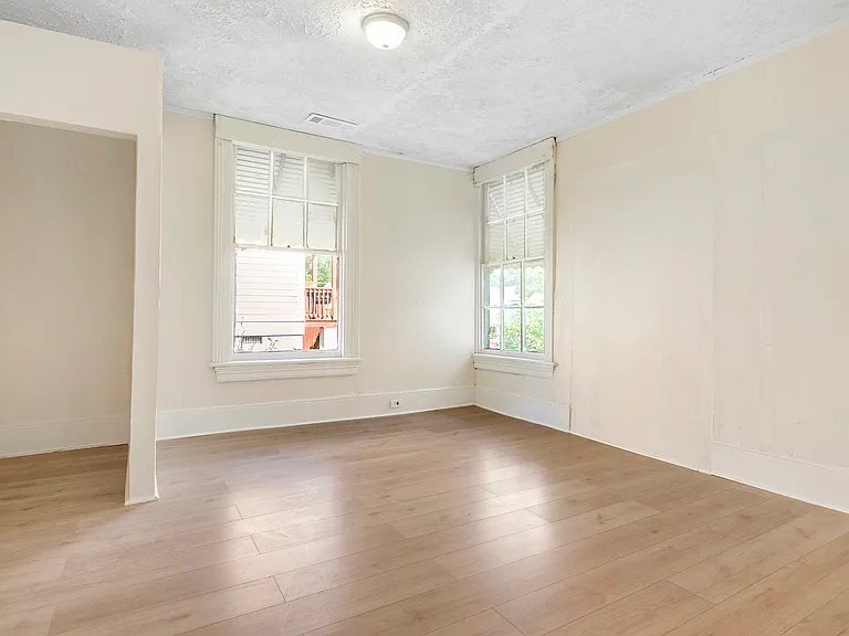 1031 Ash St — Photo 4