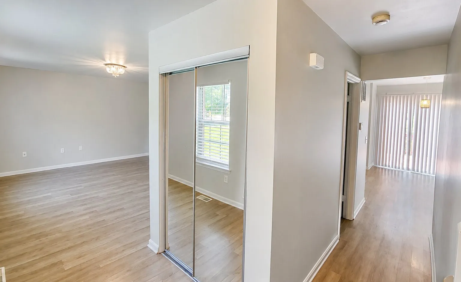 Spacious 4BA Colonial with Modern Finishes for Rent! — Photo 2