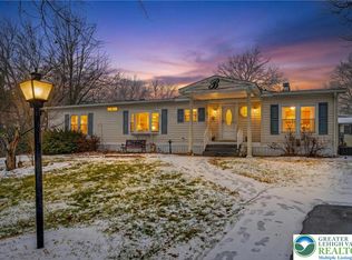 4 Woodsdale Ct, Bath, PA 18014