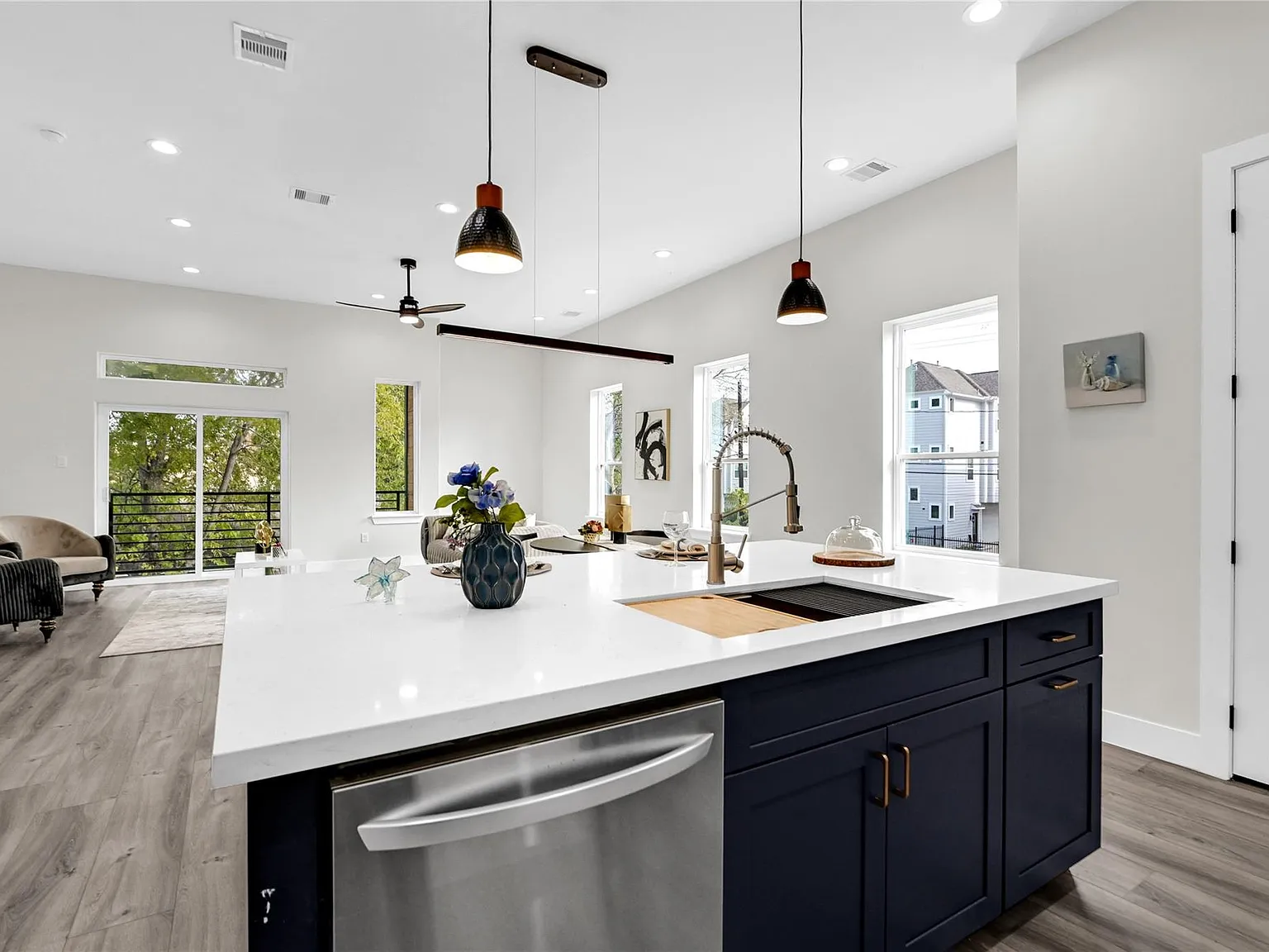 3 bed, 3.5 bath, 2418 sqft, $3,000 — Photo 4