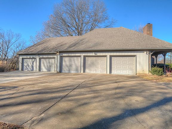 3rd image of 811 Elmwood Ln