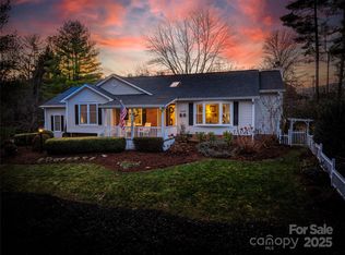 5 Old Applewood Ln, Hendersonville, NC 28739