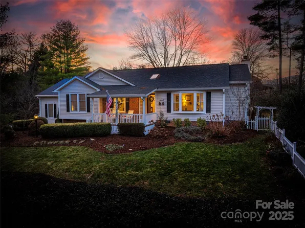 5 Old Applewood Ln, Hendersonville, NC 28739