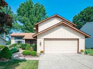 30840 Windy Hollow Ln, North Olmsted, OH 44070