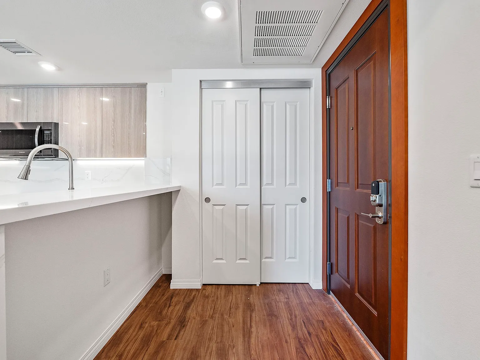 3 bed, 1400 sqft, $4,100 — Photo 3
