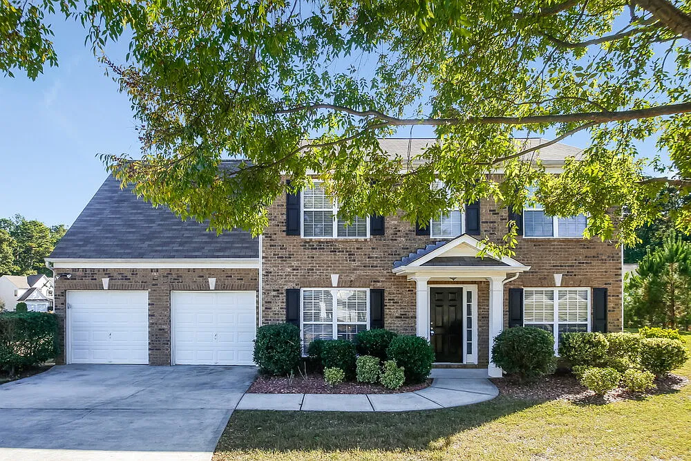 4 bed, 2.5 bath, 2320 sqft, $2,600 — Photo 1