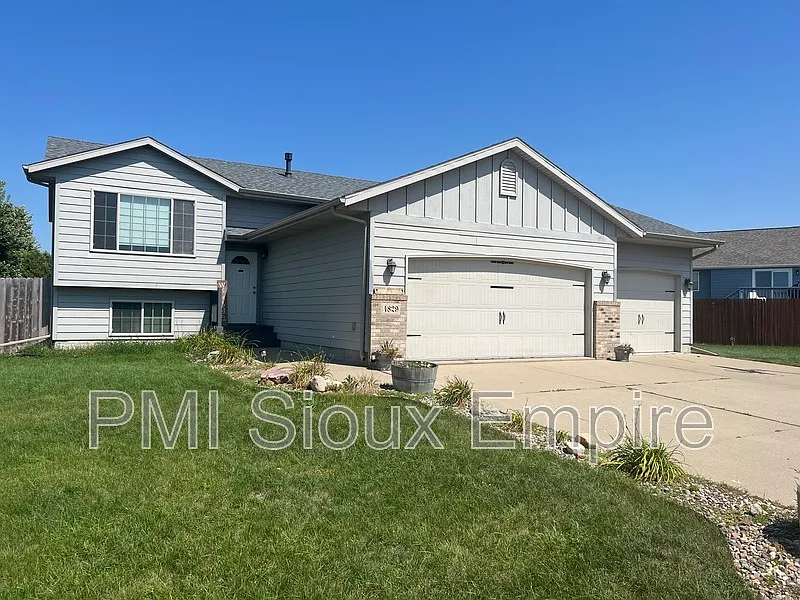 4 bed, 2.0 bath, 1600 sqft, $2,150 — Photo 2